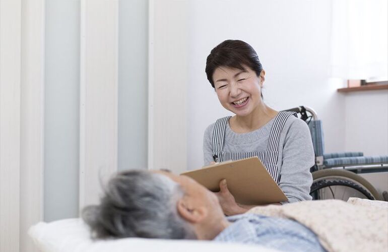 話を聞く女性スタッフ